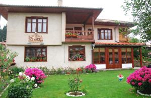 A garden outside Guest House Bolyarka