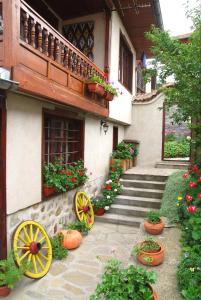 A garden outside Guest House Bolyarka
