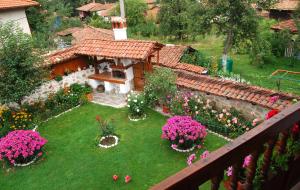 A garden outside Guest House Bolyarka