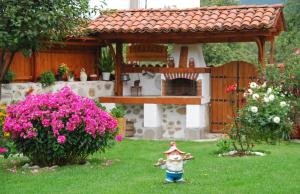 A garden outside Guest House Bolyarka