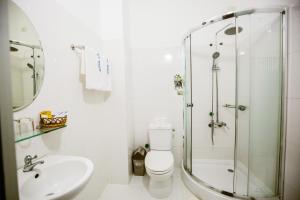 uma casa de banho com um chuveiro, um WC e um lavatório. em Binh An hotel em Nha Trang