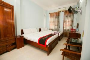 Giường trong phòng chung tại Binh An hotel