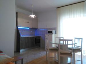 Η κουζίνα ή μικρή κουζίνα στο Apartments Silvija