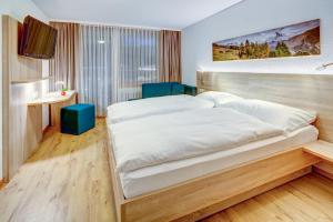 Postel nebo postele na pokoji v ubytování Hotel Matterhorn Inn