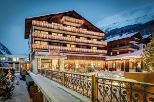 um hotel com uma varanda na neve em Zermatt Budget Rooms em Zermatt