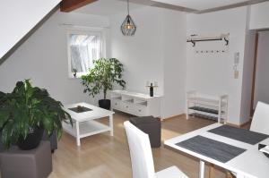 ein weißes Wohnzimmer mit einem Tisch und einem Esszimmer in der Unterkunft Possnig-Haus in Hermagor