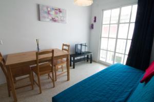 アルガロボ・コスタにあるEjuind Apartment Playaのベッドルーム1室(ベッド1台、テーブル、デスク付)