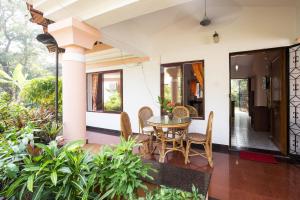 un patio con mesa y sillas en una casa en Villa Sunflower, en Cavelossim