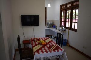 una cocina con una mesa con un bol de fruta. en Cecilia Cottage en Nuwara Eliya