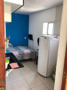 Dapur atau dapur kecil di Kitnets da Tia Zeni