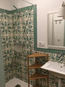 W łazience znajduje się umywalka i prysznic. w obiekcie Hostal Casa Del Buen Viaje w Sewilli