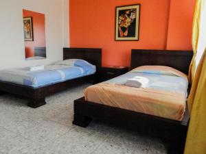 Postel nebo postele na pokoji v ubytování Hostal La Rosa Otavalo + 37 fotografií