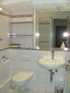ザンクト・イングベルトにあるferienwohnung-landの白いバスルーム(洗面台、トイレ付)