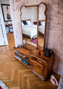 プラハにあるAuthentic Art Apartmentの寝室のドレッサーの上に鏡