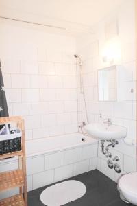 ペーネミュンデにあるSunny Apartmentの白いバスルーム(洗面台、トイレ付)