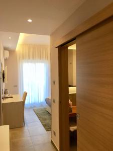 Habitación con una puerta que conduce a una habitación con 1 dormitorio en Alludo Aparthotel b&b en Agrigento