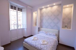 ローマにあるStazione San Pietro 20 Apartmentのベッドルーム1室(ベッド1台、タオル2枚付)