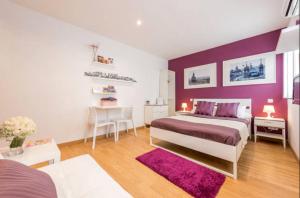 マドリードにあるApartamento en Calle Jardines - Madrid Centroの紫の壁のベッドルーム1室(ベッド1台付)