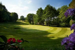 Golf facilities at a panziókat or nearby