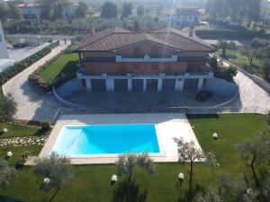 an aerial view of a house with a swimming pool at Villa Emilia in Fossacesia