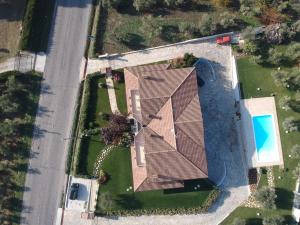 an aerial view of a house with a pool at Villa Emilia in Fossacesia