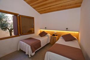 アルナスにあるCasa Oryzaのベッドルーム1室(ベッド2台、窓付)