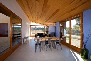 - une salle à manger avec une table et des chaises en bois dans l'établissement Casa Oryza, à Arnés