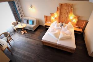 Llit o llits en una habitació de Alpenresidenz Ballunspitze - Kinderhotel