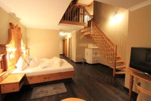 Llit o llits en una habitació de Alpenresidenz Ballunspitze - Kinderhotel
