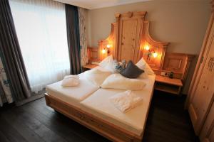 Llit o llits en una habitació de Alpenresidenz Ballunspitze - Kinderhotel