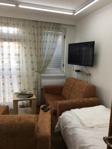 un salon avec un canapé et une télévision à écran plat dans l'établissement Apartment Centar, à Novi Pazar