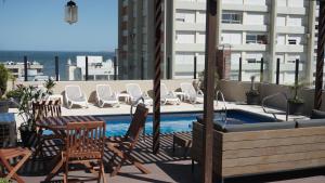 un patio con sillas y una piscina en un edificio en Remanso, en Punta del Este