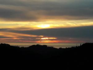 ValpromaroにあるAntica casa in collina con vasta terrazza e panorama sul mareの夕日と夕日