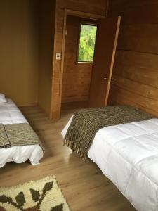Giường trong phòng chung tại Kiyen Rupu Huillinco Chiloé