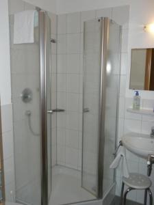 a bathroom with a shower and a sink at Stempfle's Landgasthaus zum Kreuz in Unterschneidheim