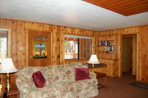 Posezení v ubytování 9S Pine Cabin