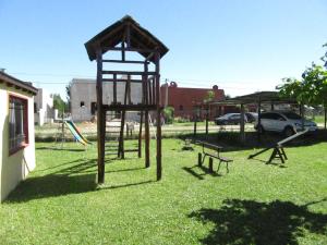 un parque con parque infantil con columpios en Complejo Molino de las Termas en Gualeguaychú