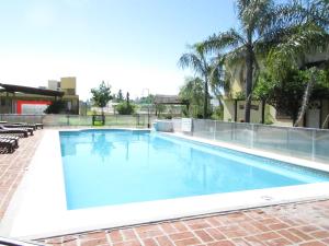 a large swimming pool with blue water at Complejo Molino de las Termas in Gualeguaychú