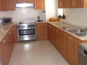Kuchyň nebo kuchyňský kout v ubytování Townhouse Ras al Khaimah