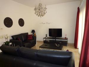 TV a/nebo společenská místnost v ubytování Townhouse Ras al Khaimah