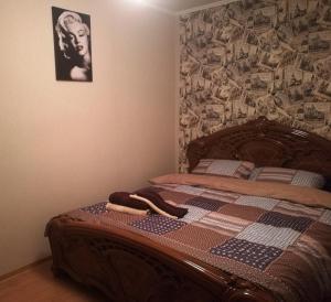カリーニングラードにあるFreeDom - Apartments CityCentr on Proletarskayaのベッドルーム1室(ベッド1台付)