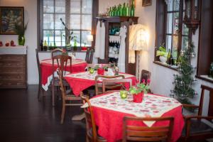 Reštaurácia alebo iné gastronomické zariadenie v ubytovaní Gościniec i Herbaciarnia Pod Złotą Łyżwą