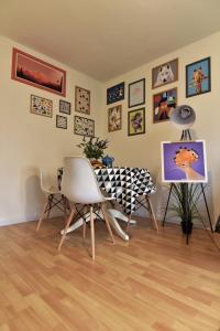 Fotografia z galérie ubytovania Hello Warsaw! Calm Artistic City Center Apartment vo Varšave