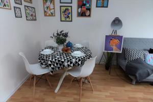 Fotografia z galérie ubytovania Hello Warsaw! Calm Artistic City Center Apartment vo Varšave