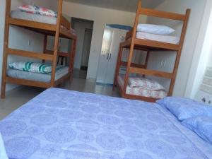 1 dormitorio con literas y 1 cama con colchón en Apartamento Thyago Porto Seguro, en Porto Seguro