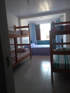 Habitación con 2 literas y ventana en Apartamento Thyago Porto Seguro, en Porto Seguro