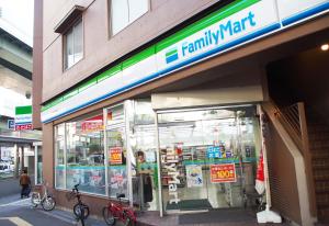 大阪市にある阿波座ハウスの自転車が外に停まっているファミリーマートストア