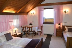 Posteľ alebo postele v izbe v ubytovaní Hotel Pension Schwaiger