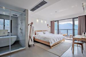 Postel nebo postele na pokoji v ubytování Hangzhou Sansu Hotel