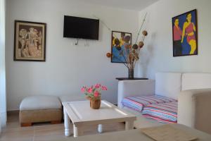 sala de estar con sofá y mesa de centro en Casa Crespo, en Cartagena de Indias